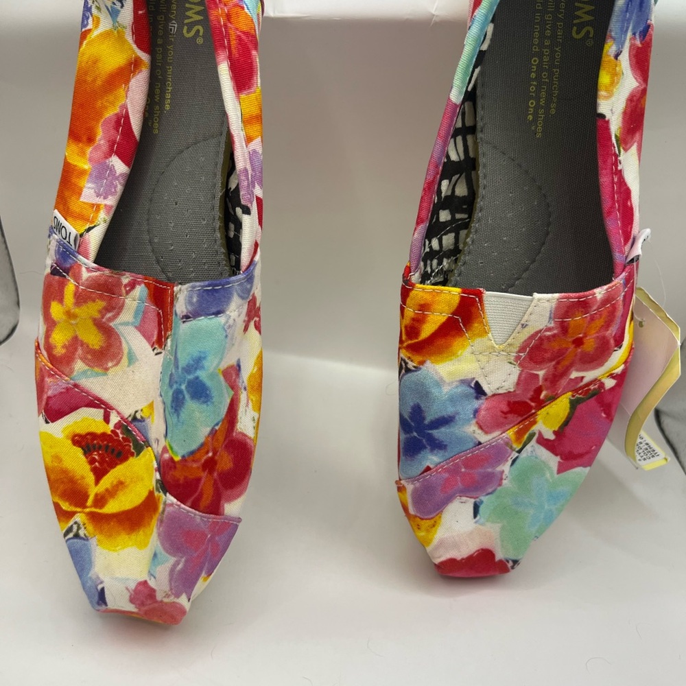 TOMS Classic Multi Colored Watercolor Summer Tropical Look Floral Canvas Wms 9
